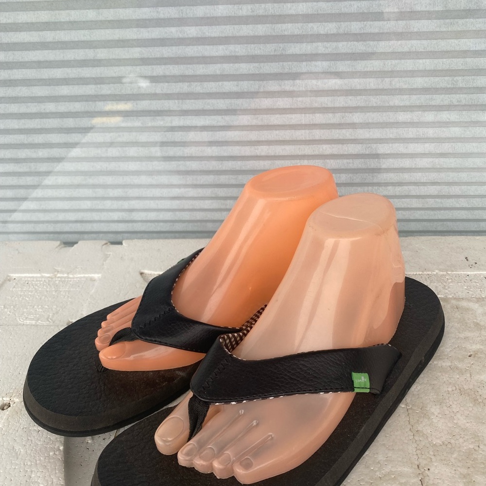 Sanuk Women’s Black Flip Flops with Green Accent Shoes Size 10